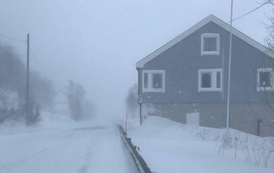 NÆRT VEIEN. Huset Ingalill Moen bor i ligger nært veien i Sulitjelma, men hun mener likevel det må være mulig å ha vinduet litt på gløtt uten å få kjøkkenet fullt av snø. NÆRT VEIEN. Huset Ingalill Moen bor i ligger nært veien i Sulitjelma, men hun mener likevel det må være mulig å ha vinduet litt på gløtt uten å få kjøkkenet fullt av snø. Foto: Ingalill Moen