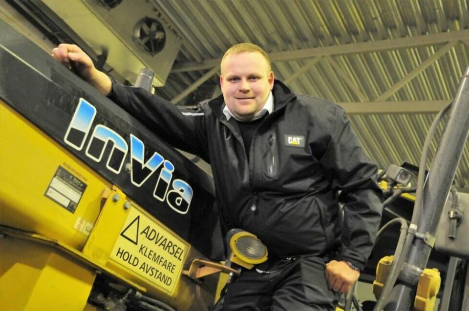 BEKLAGER. Johan Eriksen i InVia sier at det må være en forglemmelse av sjåføren å sakke farten forbi huset. BEKLAGER. Johan Eriksen i InVia sier at det må være en forglemmelse av sjåføren å sakke farten forbi huset. Foto: Maria Trondsen