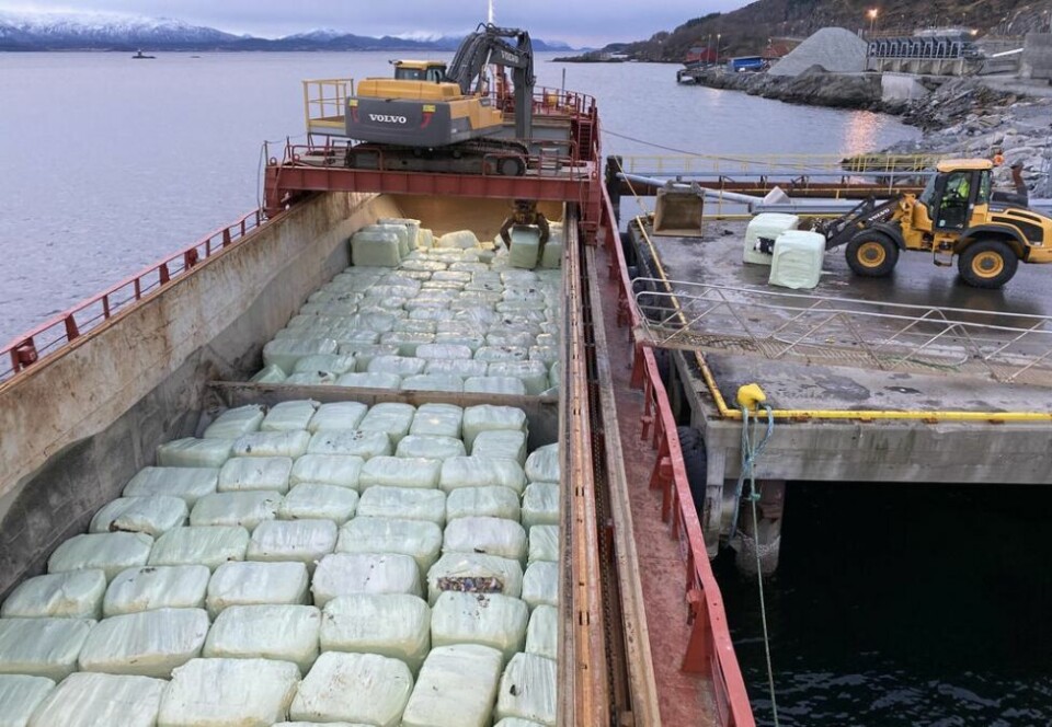 FØRSTE BÅTLAST. Iris sendte torsdag kveld den første båtlasten med restavfall til energigjenvinningsanlegget til Kvitebjørn Varme i Tromsø. Avtalen som strekker seg over fem år betyr 1600 færre vogntog på veiene og reduserte utslipp på over 50 prosent. FØRSTE BÅTLAST. Iris sendte torsdag kveld den første båtlasten med restavfall til energigjenvinningsanlegget til Kvitebjørn Varme i Tromsø. Avtalen som strekker seg over fem år betyr 1600 færre vogntog på veiene og reduserte utslipp på over 50 prosent. Foto: Arnt E. Pedersen, Iris