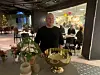 LOVENDE. Jan Kåre Gabrielsen fikk en god start på Nosh café på Amfi Fauske. Helt til sist mandag da de nye korona-restriksjonene kom. Nå er det god plass i kafeen som har 92 sitteplasser fordelt på 250 kvadratmeter, noe som inebærer at det er god avstand mellom kundene. Foto: Frank Øvrewall