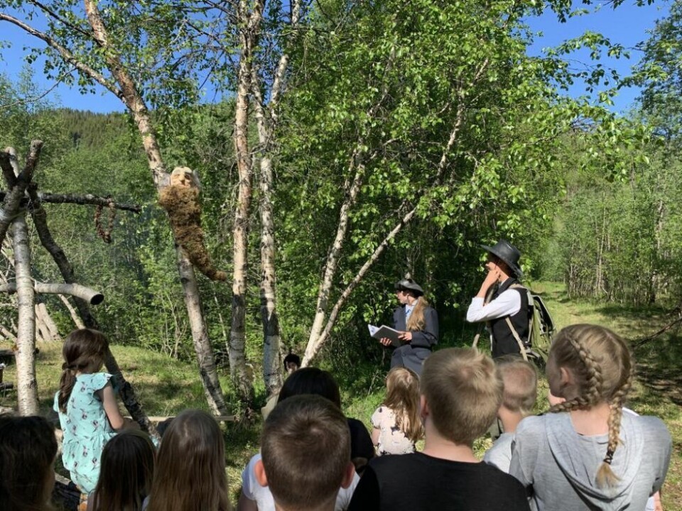 EVENTYRVANDRING. Her har 9. klasse laget et vandreskuespill om ”Den sjuende far i huset”. Skuespillet ble framført i skolens Solsti. Publikum var fra barnehagen og småtrinnet. Elevene har funnet kostymer, skrevet om og tilpasset manuset, lagd rekvisita og funnet egnete steder til framføringen. Om du ser nøye etter, finner du den djuende far i huset i et tre. EVENTYRVANDRING. Her har 9. klasse laget et vandreskuespill om ”Den sjuende far i huset”. Skuespillet ble framført i skolens Solsti. Publikum var fra barnehagen og småtrinnet. Elevene har funnet kostymer, skrevet om og tilpasset manuset, lagd rekvisita og funnet egnete steder til framføringen. Om du ser nøye etter, finner du den djuende far i huset i et tre. Foto: Røsvik skole