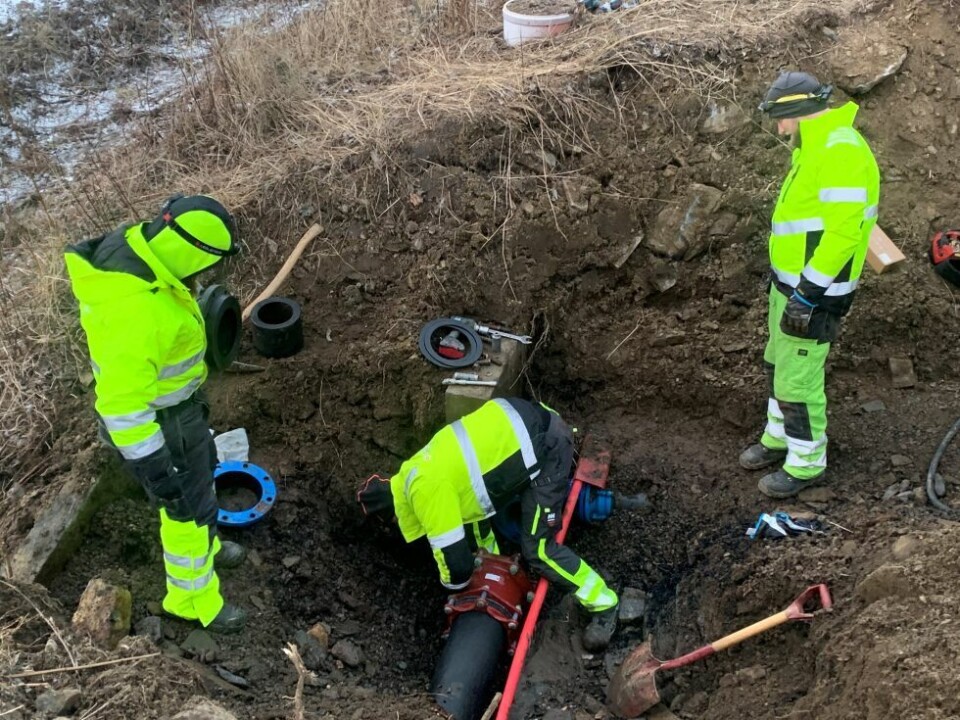 STOR LEKKASJE. Flere hundre innbyggere i Sulitjelma er uten vann fredag morgen. Mannskaper fra kommunen jobber nå på spreng med å tette lekkasjen. STOR LEKKASJE. Flere hundre innbyggere i Sulitjelma er uten vann fredag morgen. Mannskaper fra kommunen jobber nå på spreng med å tette lekkasjen. Foto: Espen Johansen