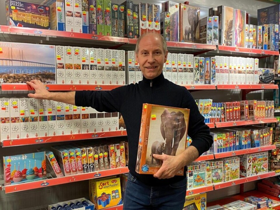 SALGET TOK AV. Wiggo Bjur (60) på Ringo forteller at de levde på puslespillsalg de første månedene etter at landet stengte ned. SALGET TOK AV. Wiggo Bjur (60) på Ringo forteller at de levde på puslespillsalg de første månedene etter at landet stengte ned. Foto: Eva S. Winther