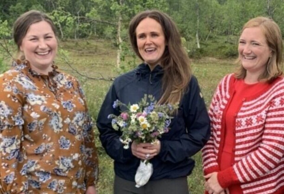 GIR IKKE OPP. Ordfører Marlen Rendall Berg (SP) i Fauske, prosjektleder Mathilde Winther for Sjunkhatten folkehøgskole og ordfører Ida Pinnerød (AP) i Bodø er skuffet over at Sjunkhatten Folkehøyskole ikke nådde fram i årets statsbudsjett, men de gir ikke opp å få bygd og satt i drift folkehøyskolen her på tomta. GIR IKKE OPP. Ordfører Marlen Rendall Berg (SP) i Fauske, prosjektleder Mathilde Winther for Sjunkhatten folkehøgskole og ordfører Ida Pinnerød (AP) i Bodø er skuffet over at Sjunkhatten Folkehøyskole ikke nådde fram i årets statsbudsjett, men de gir ikke opp å få bygd og satt i drift folkehøyskolen her på tomta.Foto: Espen Johansen (arkiv) Foto: Espen Johansen