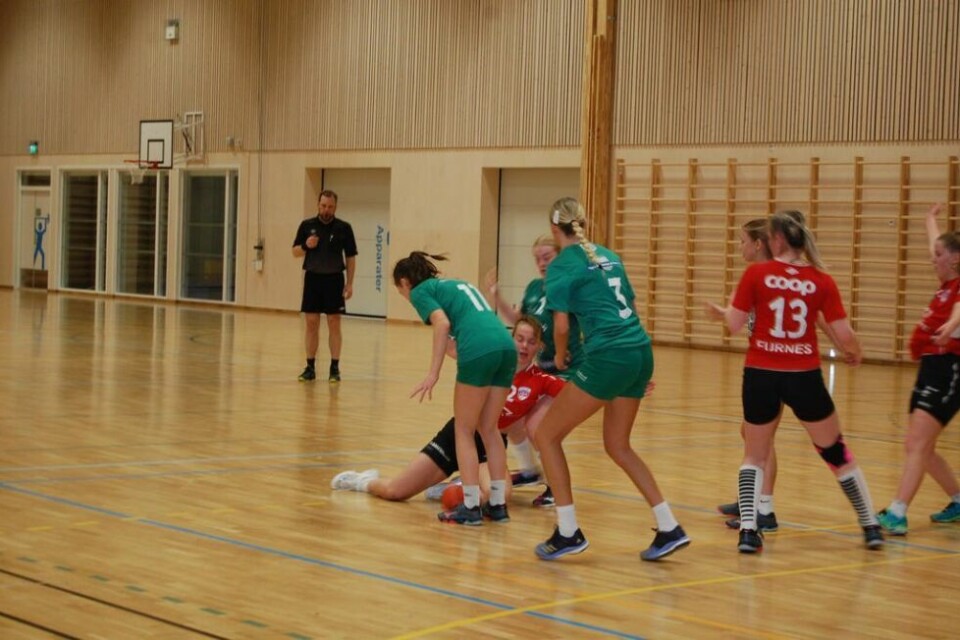 TØFF KAMP. Eva Bredal Engan og de andre på Valnesfjord jenter 16 fikk det vanskelig mot Blest. TØFF KAMP. Eva Bredal Engan og de andre på Valnesfjord jenter 16 fikk det vanskelig mot Blest. Foto: Stig Bjørnar Karlsen