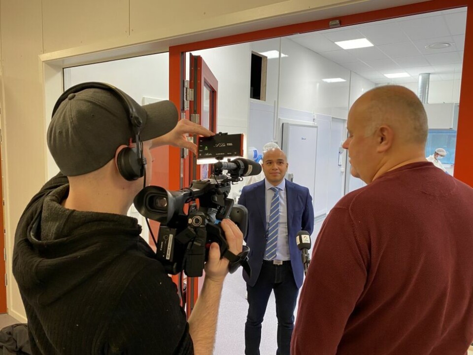 PRESSE. TV2 var en av mediene som var nysgjerrige på Cristian Sæthers kaviarprosjekt, her i produksjonslokalene hos Beiarvekst. PRESSE. TV2 var en av mediene som var nysgjerrige på Cristian Sæthers kaviarprosjekt, her i produksjonslokalene hos Beiarvekst. Foto: Maria Edvardsen