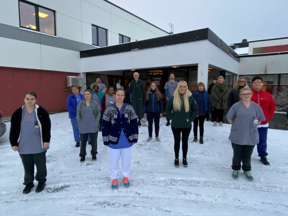 STÅR SAMMEN. De ansatte innenfor alle avdelingene i pleie og omsorg i Fauske kommune sier at deres hverdag på jobb knapt kan smøres tynnere. - Det går ut over både ansatte og pasienter at den økonomiske situasjonen er så truende dårlig, sier de. STÅR SAMMEN. De ansatte innenfor alle avdelingene i pleie og omsorg i Fauske kommune sier at deres hverdag på jobb knapt kan smøres tynnere. - Det går ut over både ansatte og pasienter at den økonomiske situasjonen er så truende dårlig, sier de. Foto: Helge Simonsen