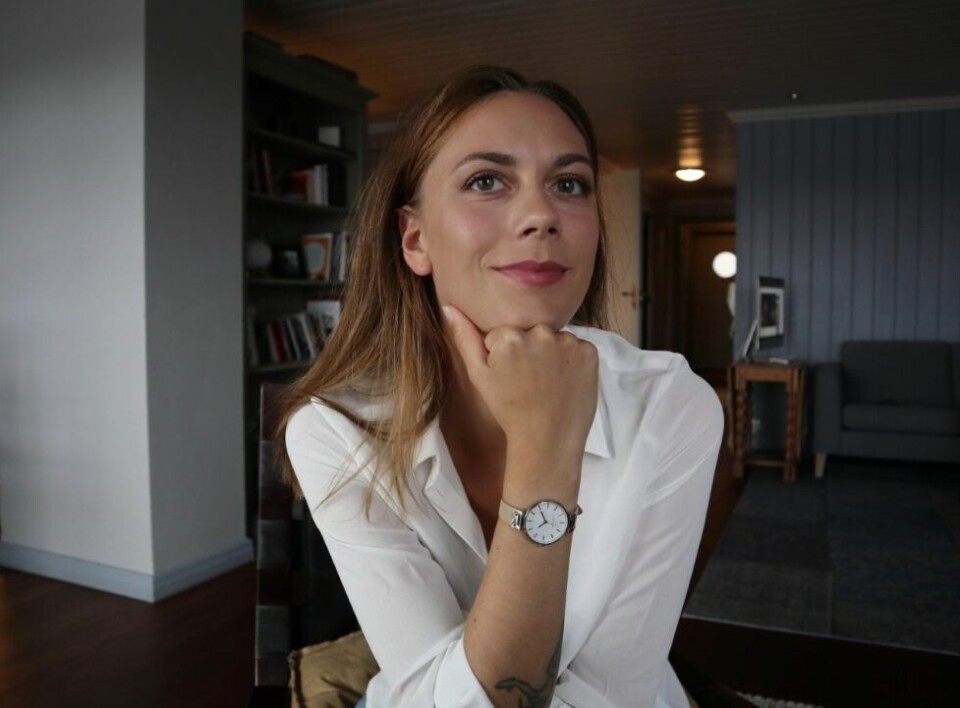 DEBUT. Marit Halvorsen Bekkhus gir ut sin første diktbok og takker samboeren Steinar Pleim Johansen for all hjelpen hun har fått i den forbindelsen.BRUKE ORD. Forfatter Marit Halvorsen Bekkhus setter ord på vanskelige følelser i den nye diktboka.VIKTIG TEMA. Tanker rundt psykiske lidelser og rusproblematikk går igjen i diktene som Marit Halvorsen Bekkhus gir ut i bokform. - Jeg ønsker å hjelpe folk som har det vanskelig, sier den ferske forfatteren.FØLELSER. Diktene i Boka 'Sett ord på det' handler om vanskelige følelser som ikke alltid er lett å sette ord på. DEBUT. Marit Halvorsen Bekkhus gir ut sin første diktbok og takker samboeren Steinar Pleim Johansen for all hjelpen hun har fått i den forbindelsen.