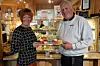 DESSERTSMAKING. Anne-Gry Jakobsen og Arnt-Håkon Løding bor på Hamarøy, men har hytte på Saltfjellet, og i helga benyttet de sjansen til å besøke Tradisjonsmatdagan, hvor de smakte desserter med navn som Opphengt melk og ”Kan ikke la være”. Alle foto: Maria Edvardsen