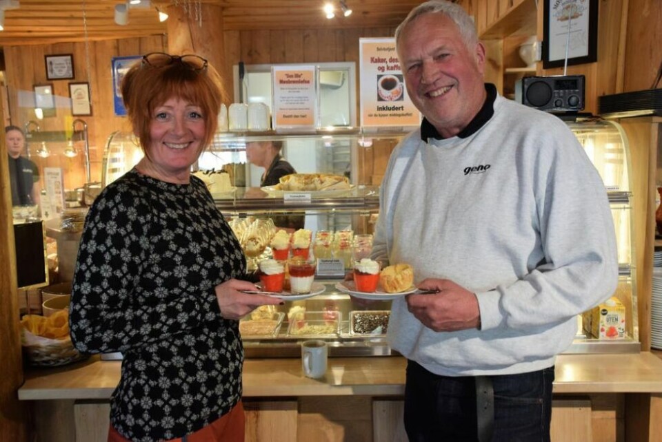 DESSERTSMAKING. Anne-Gry Jakobsen og Arnt-Håkon Løding bor på Hamarøy, men har hytte på Saltfjellet, og i helga benyttet de sjansen til å besøke Tradisjonsmatdagan, hvor de smakte desserter med navn som Opphengt melk og ”Kan ikke la være”. Alle foto: Maria EdvardsenFOR HEIMHUG. Wenche Ruså Larsen og Anita Johansen gir ut smaksprøver og selger lefser til inntekt for idretts- og ungdomslaget Heimhug.KJØKKENGJENGEN. Til helga er de klare med en ny runde tradisjonsmat, fra venstre Sedad Rihic, Irene Jansen, Lisa Grimstad, Mariola B. Danda, Anne Høgsand og Tommy Edvardsen.DYRERIKET. Undertegnede fikk servert laks, hval, elg og lam på ett og samme fat. DESSERTSMAKING. Anne-Gry Jakobsen og Arnt-Håkon Løding bor på Hamarøy, men har hytte på Saltfjellet, og i helga benyttet de sjansen til å besøke Tradisjonsmatdagan, hvor de smakte desserter med navn som Opphengt melk og ”Kan ikke la være”. Alle foto: Maria Edvardsen