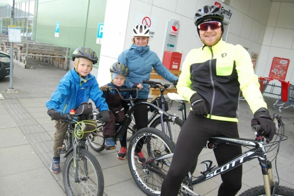HELE FAMILIEN. Kristin og Geir Hadeland klar for Tour de Fauske sammen med barna Magnus (7) og Angel (3). HELE FAMILIEN. Kristin og Geir Hadeland klar for Tour de Fauske sammen med barna Magnus (7) og Angel (3). Foto: Stig Bjørnar Karlsen