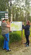 SKILT. Toril Sivertsen og Vivian Aira fra Nordland fylkeskommune satte nylig opp en oversiktstavle i Tollådalen over pitesamiske kulturminner som nå er merket. Foto: Knut Sivertsen
