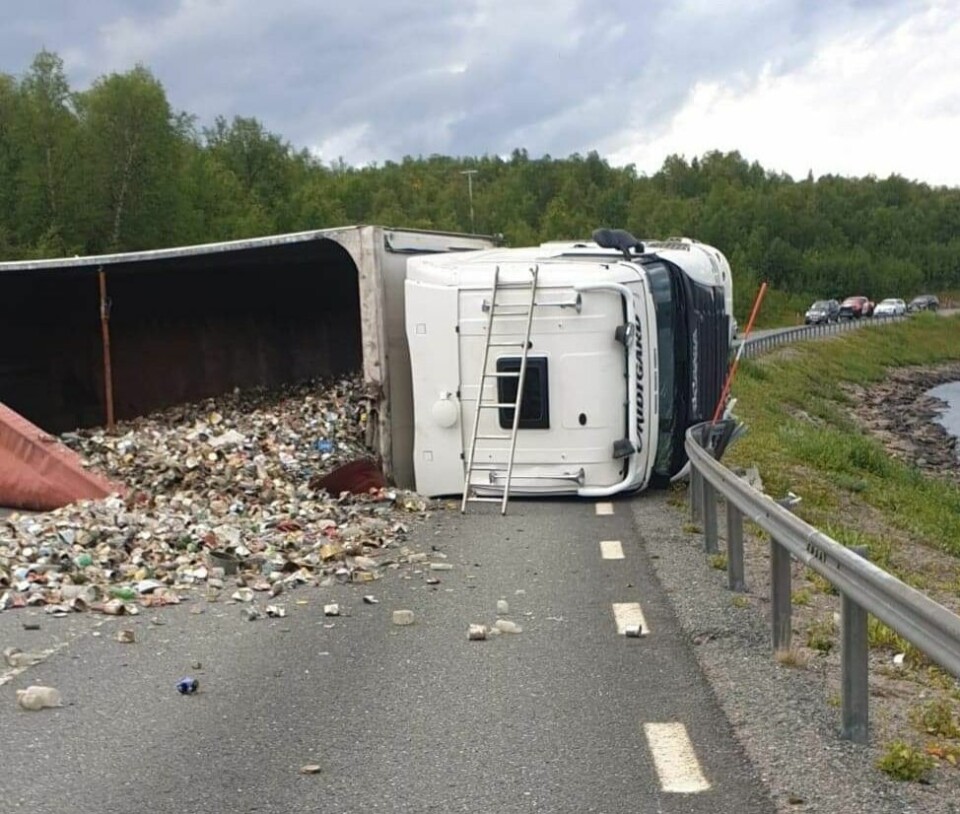 En trailer veltet og skapte lange køer på RV 77 på svensk side fredag kveld. En trailer veltet og skapte lange køer på RV 77 på svensk side fredag kveld. Foto: Kristoffer Halvorsen
