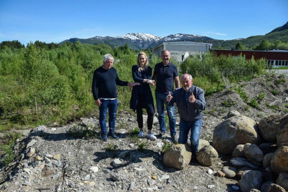 TOMT. På området bak til venstre skal den nye fabrikken komme innen 1. januar 2020. Fra venstre: Viggo Monsen, Sanna Mikaelsen, Tom Ove Jensen og Rune Berg. TOMT. På området bak til venstre skal den nye fabrikken komme innen 1. januar 2020. Fra venstre: Viggo Monsen, Sanna Mikaelsen, Tom Ove Jensen og Rune Berg. Foto: Tarjei Abelsen