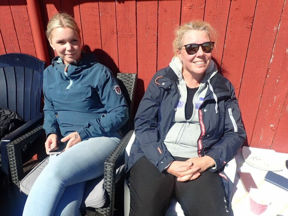 4H-KLUBB. Amanda (t.v.) og Marita Hammernes ved Stall Elverhøy i Valnesfjord samarbeider med 4H om et aktivitetstilbud på gården første tirsdag i hver måned. 4H-KLUBB. Amanda (t.v.) og Marita Hammernes ved Stall Elverhøy i Valnesfjord samarbeider med 4H om et aktivitetstilbud på gården første tirsdag i hver måned. Foto: 4H