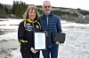 ILDSJEL. Her er Eva Pedersen avbildet sammen med mannen Erling Pedersen i forbindelse med å ha blitt tildelt Norges skiforbunds høyeste utmerkelse i 2015. Begge har over flere tiår vært viktige ildsjeler i idrettsmiljøet i Sørfold. Nå har Idrettsforbundet tildelt Eva Lund Pedersen Ildsjelprisen 2020 for sitt mangeårige arbeid for ski- og orienteringssporten. Foto: Espen Johansen