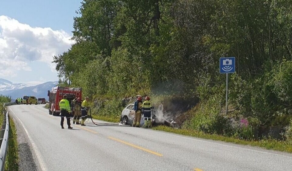 Politiet meldte om bilbrannen noen minutter før halv to lørdag. Politiet meldte om bilbrannen noen minutter før halv to lørdag. Foto: Torger Karlsen
