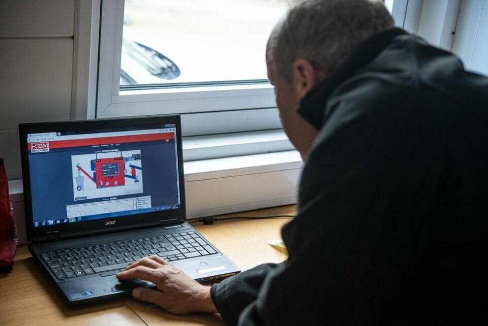 KONTROLL. Via datamaskinen sin kan Terje Kårvand til enhver tid følge med på hvordan produksjonen i Fauske fjernvarme og Rognan Bioenergi går. Blir det feil får han automatisk beskjed. KONTROLL. Via datamaskinen sin kan Terje Kårvand til enhver tid følge med på hvordan produksjonen i Fauske fjernvarme og Rognan Bioenergi går. Blir det feil får han automatisk beskjed. Foto: Tarjei Abelsen