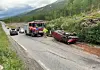 RULLET RUNDT. Bilen som kjørte i sørgående retning på E6 havnet i grøfta og rullet til slutt rundt på taket. De to som satt i bilen er sendt til legevakt med moderate skader. Foto: Frank Øvrewall
