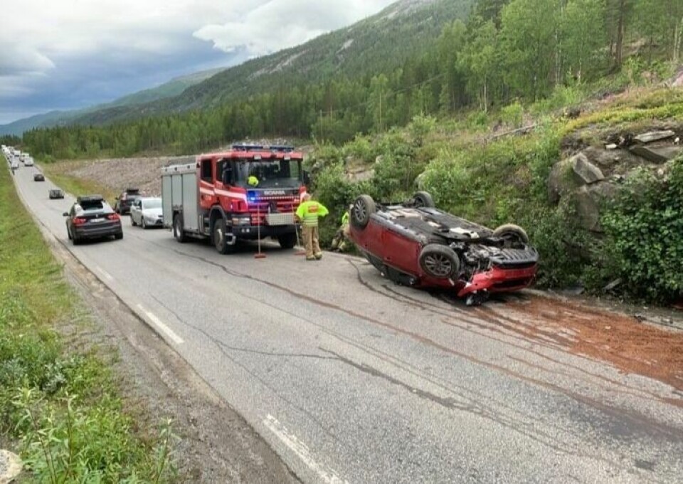 RULLET RUNDT. Bilen som kjørte i sørgående retning på E6 havnet i grøfta og rullet til slutt rundt på taket. De to som satt i bilen er sendt til legevakt med moderate skader. RULLET RUNDT. Bilen som kjørte i sørgående retning på E6 havnet i grøfta og rullet til slutt rundt på taket. De to som satt i bilen er sendt til legevakt med moderate skader. Foto: Frank Øvrewall