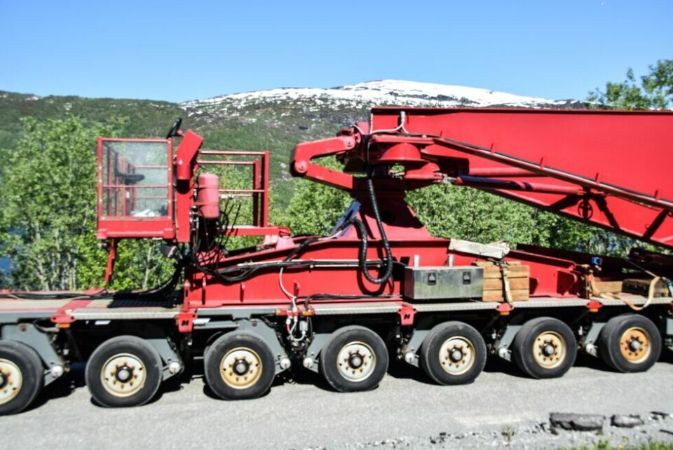 Her trekker og dytter tre lastebiler 235 tonn tung transformator Foto: Tarjei Abelsen