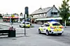 UTRYKNING. To patruljer kjører med blålys fra Fauske mot Bodø etter å ha snakket med det som sannsligvis er gjerningsmannen bak i den ene bilen rett utenfor butikken. Foto: Tarjei Abelsen