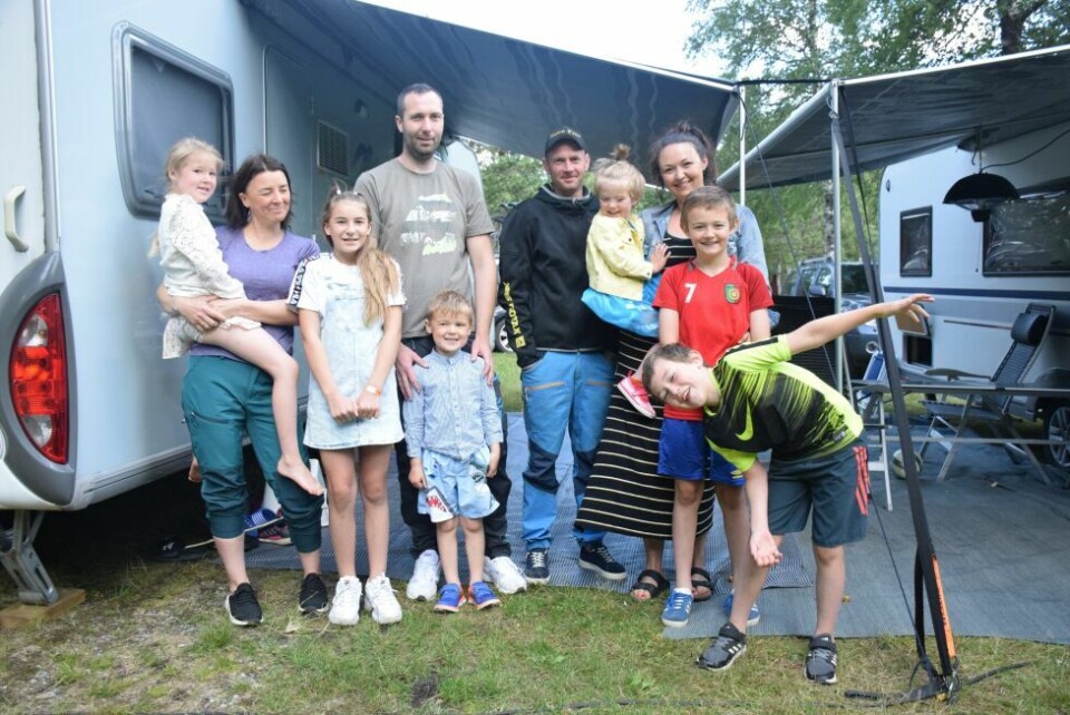 CAMPER I NORD. To familier fra Sunnmøre valgte å sette kursen nordover denne sommeren. Fra venstre Olivia Borgund Vatnehol, Linn Borgund, Emma Filippa Borgund Nygård, John Kåre Vatnehol, Ludvig Borgund Vatnehol, Anders Vadset, Karina Vadset med Kristine Vadset på armen, Aksel Vadset og Emil Vadset foran. CAMPER I NORD. To familier fra Sunnmøre valgte å sette kursen nordover denne sommeren. Fra venstre Olivia Borgund Vatnehol, Linn Borgund, Emma Filippa Borgund Nygård, John Kåre Vatnehol, Ludvig Borgund Vatnehol, Anders Vadset, Karina Vadset med Kristine Vadset på armen, Aksel Vadset og Emil Vadset foran. Foto: Maria Edvardsen