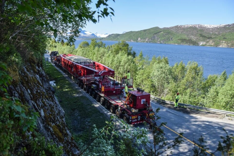 Her trekker og dytter tre lastebiler 235 tonn tung transformator Foto: Tarjei Abelsen