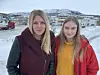OPPFORDRING. Faglig ungdomssekretær i LO i Nordland, Stine Kvarsnes (31) (t.v.)og leder i Fauske AUF, Victoria Elisabeth Andal (20) oppfordrer ungdom som er med i et LO-forbund og ønsker å være aktive, til å delta i LO-patruljen. Foto: Frank Øvrewall