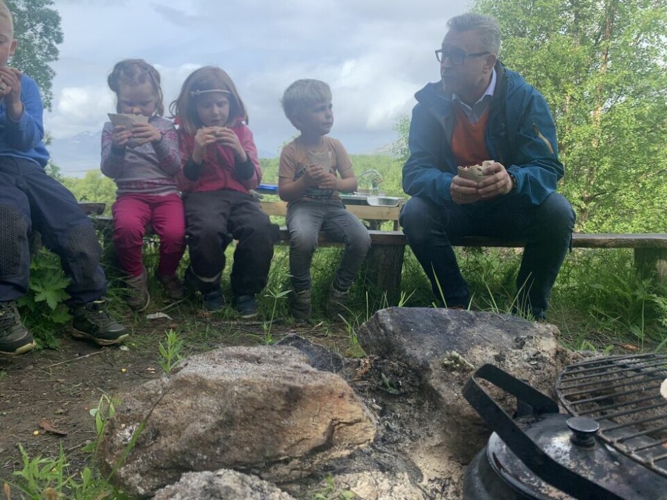 Odd Emil Ingebrigtsen fikk servert laksetaco da han besøkte Skaug barnehage. Han anbefaler fiskesommer i år, både som aktivitet og mat. Odd Emil Ingebrigtsen fikk servert laksetaco da han besøkte Skaug barnehage. Han anbefaler fiskesommer i år, både som aktivitet og mat. Foto: Nærings- og fiskeridepartementet
