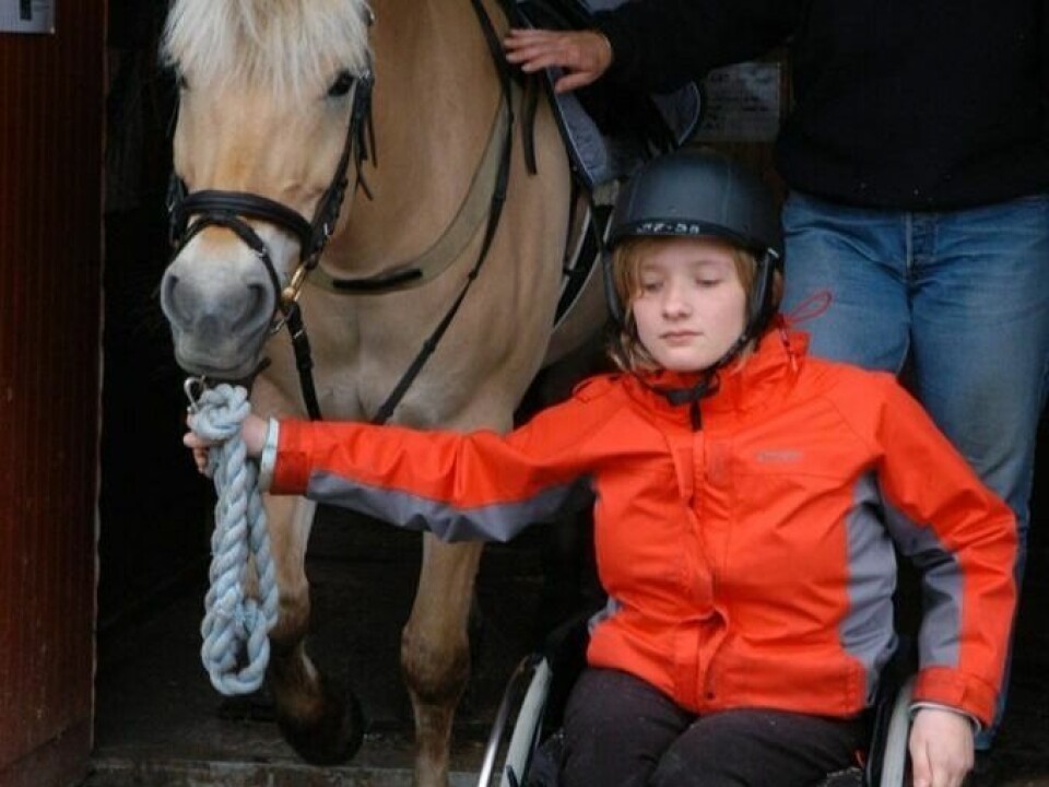 FORNØYD BRUKER. Marte Imingen har vært på en lang rekke opphold ved Valnesfjord helsesportssenter, og hun har satt ekstra pris på ridetilbudet. Her er hun på rideleir i 2006 og på tur ut sammen med hesten Fjell Fina. Arkivfoto: Gro SmithAKTIV RYTTER. Marte Imingen har også deltatt i handikap-klasse på ridestevne. Her med hesten Fauna Best for noen år siden, da de vant et dekken som tilfeldigvis var sponset av Valnesfjord helsesportssenter. FORNØYD BRUKER. Marte Imingen har vært på en lang rekke opphold ved Valnesfjord helsesportssenter, og hun har satt ekstra pris på ridetilbudet. Her er hun på rideleir i 2006 og på tur ut sammen med hesten Fjell Fina. Arkivfoto: Gro Smith