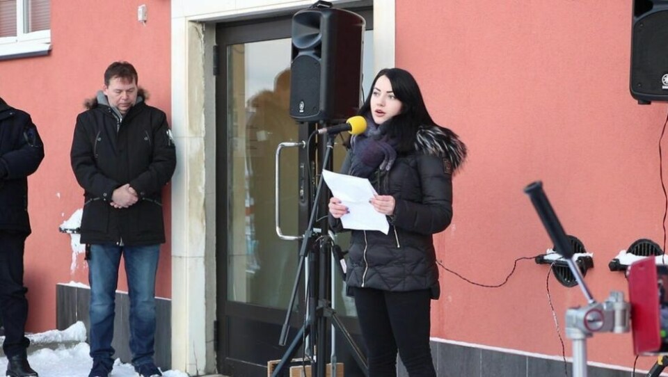 HOLDT TALE. Leder av hovedutvalg for oppvekst/kultur Kassandra Petsa holdt tale ute foran Fauske rådhus før flaggheisingen. HOLDT TALE. Leder av hovedutvalg for oppvekst/kultur Kassandra Petsa holdt tale ute foran Fauske rådhus før flaggheisingen. Foto: Grete Elisabeth Nomeland