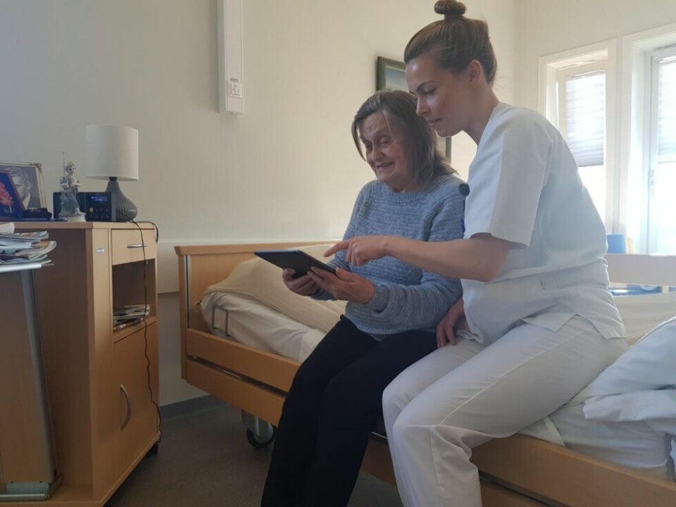 GAVE. Sykehjemmene i Fauske kommune har fått toipader/nettbrett i gave. Her snakker Anna Petrine Sørensen (81) med en av sine pårørende. GAVE. Sykehjemmene i Fauske kommune har fått toipader/nettbrett i gave. Her snakker Anna Petrine Sørensen (81) med en av sine pårørende. Foto: Fanny Sarnes