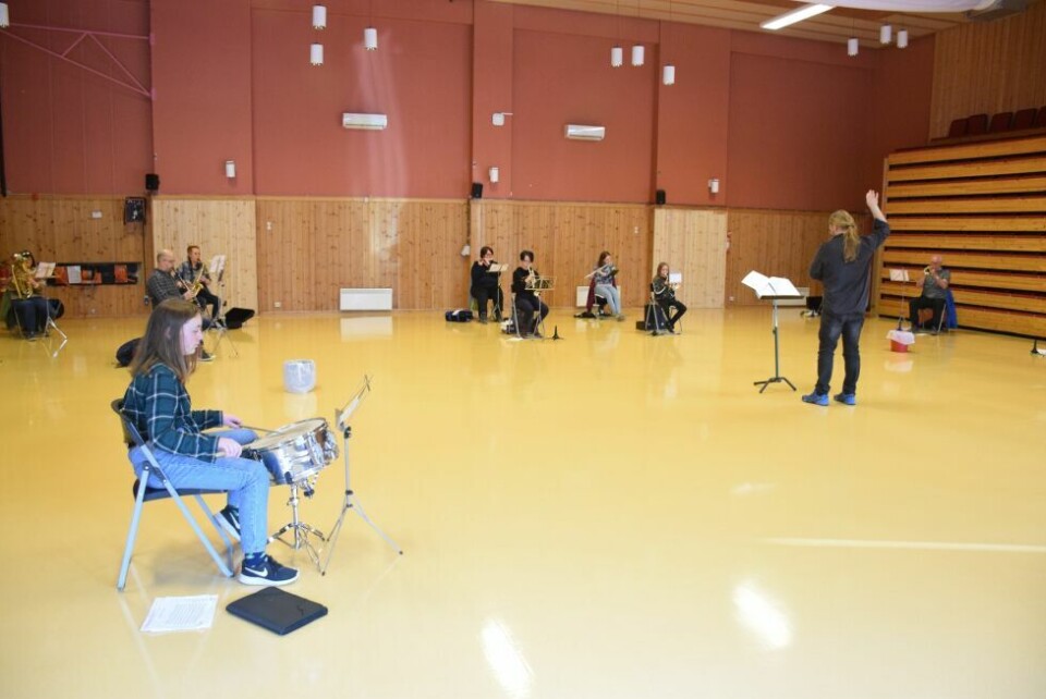 ØVER. Musikantene forbereder seg til 17. mai, der de skal spille på Straumen og i Røsvik. ØVER. Musikantene forbereder seg til 17. mai, der de skal spille på Straumen og i Røsvik. Foto: Eva S. Winther