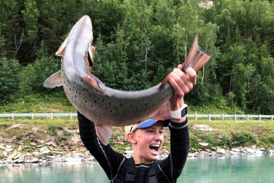 LAKS PÅ CAMP. Magne Pinnerød var en av de heldige på fjorårets Villmarkscamp, der han fikk en laks i Beiarelva. LAKS PÅ CAMP. Magne Pinnerød var en av de heldige på fjorårets Villmarkscamp, der han fikk en laks i Beiarelva.