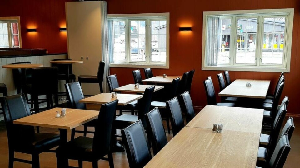 NYE MØBLER. Slik ser det ut nå på kroa på Storjord i Beiarn etter oppussing, samt lyd-tiltak. Kro-eieren benyttet Korona-stengingen til oppussing, men er veldig spent på turisttrafikken til Beiarn i sommer. - Jeg har mye ledig og mange avbestillinger fra utlendinger, forteller Singh. NYE MØBLER. Slik ser det ut nå på kroa på Storjord i Beiarn etter oppussing, samt lyd-tiltak. Kro-eieren benyttet Korona-stengingen til oppussing, men er veldig spent på turisttrafikken til Beiarn i sommer. - Jeg har mye ledig og mange avbestillinger fra utlendinger, forteller Singh. Foto: Elin Johannessen