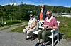 FÅR SKRYT. Sara og Anne-Grete Jetoft på nybenken og Randi Herring Hansen roser adventsgruppa for at de gjør det trivelig rundt dem på Moldjord. Foto: Sylvia Bredal