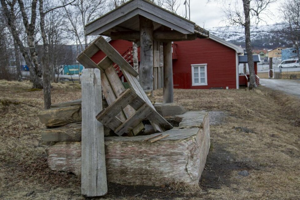 FLYTTET. En benk har fått hard medfart gjennom natten. FLYTTET. En benk har fått hard medfart gjennom natten. Foto: Bjørn L. Olsen