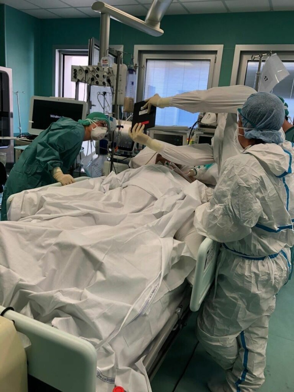 ENDELIG KONTAKT. Et rørende øyeblikk når en pasient som har våknet opp endelig få snakke med familein via en Ipad. ENDELIG KONTAKT. Et rørende øyeblikk når en pasient som har våknet opp endelig få snakke med familein via en Ipad. Foto: Håvard Jansen