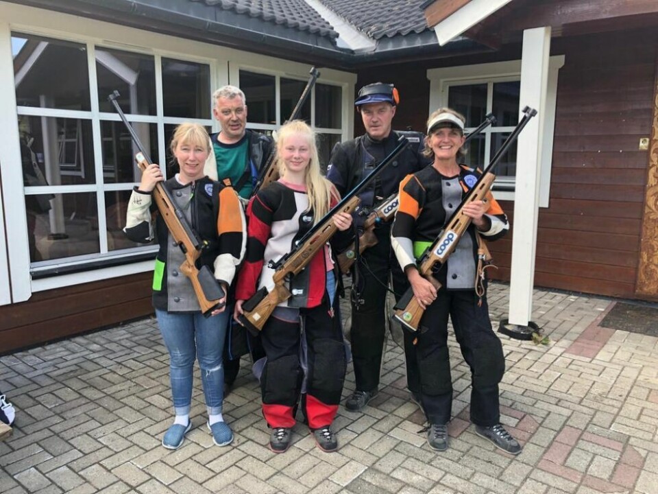 INGEN TUR. Sulitjelma skytterlag var godt representert på Landsskytterstevnet i Evje i 2019. I år blir det ikke lS på Kristin Haldorsen, Erik Hugås, Tuva Hugås, Ståle Indregård og Anne Grethe Lund. INGEN TUR. Sulitjelma skytterlag var godt representert på Landsskytterstevnet i Evje i 2019. I år blir det ikke lS på Kristin Haldorsen, Erik Hugås, Tuva Hugås, Ståle Indregård og Anne Grethe Lund. Foto: Foto: Sulitjelma skytterlag