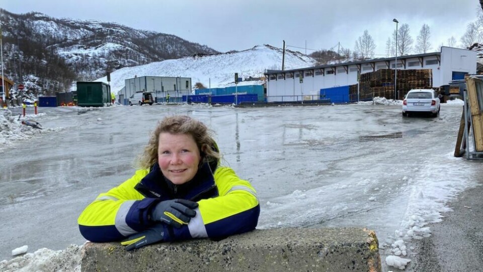 UNNGÅ KØ. Veronica Lundli ber kundene spre besøkene. Blir det kø på miljøtorgene kommende lørdag vil publikum ble sluppet inn puljevis for å levere avfall. UNNGÅ KØ. Veronica Lundli ber kundene spre besøkene. Blir det kø på miljøtorgene kommende lørdag vil publikum ble sluppet inn puljevis for å levere avfall. Foto: Arnt E. Pedeersen, Iris