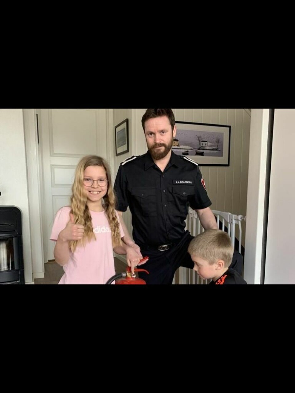 SJEKKER BRANNSLUKNINGSAPPARAT. Tor Kristian Bratberg med datter Nora (9) og Brage (7) sjekker at brannslukningsapparatet ikke er for gammelt ved å se om pilen vender mot grønt. SJEKKER BRANNSLUKNINGSAPPARAT. Tor Kristian Bratberg med datter Nora (9) og Brage (7) sjekker at brannslukningsapparatet ikke er for gammelt ved å se om pilen vender mot grønt.