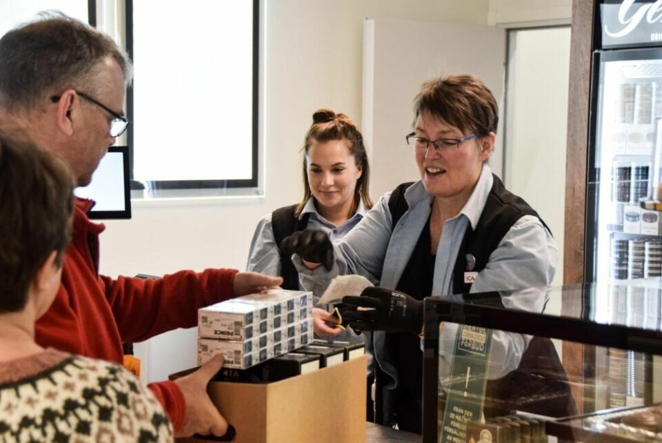POPULÆRT. Svært mange nordmenn har allerede besøkt den nye butikken i Jäckvik hvor det blant annet har kommet kafé, som også håndterer tobakk og Systembolagsbestillinger. Her ekspederer Ulrika Lundmark en kunde. POPULÆRT. Svært mange nordmenn har allerede besøkt den nye butikken i Jäckvik hvor det blant annet har kommet kafé, som også håndterer tobakk og Systembolagsbestillinger. Her ekspederer Ulrika Lundmark en kunde. Foto: Tarjei Abelsen
