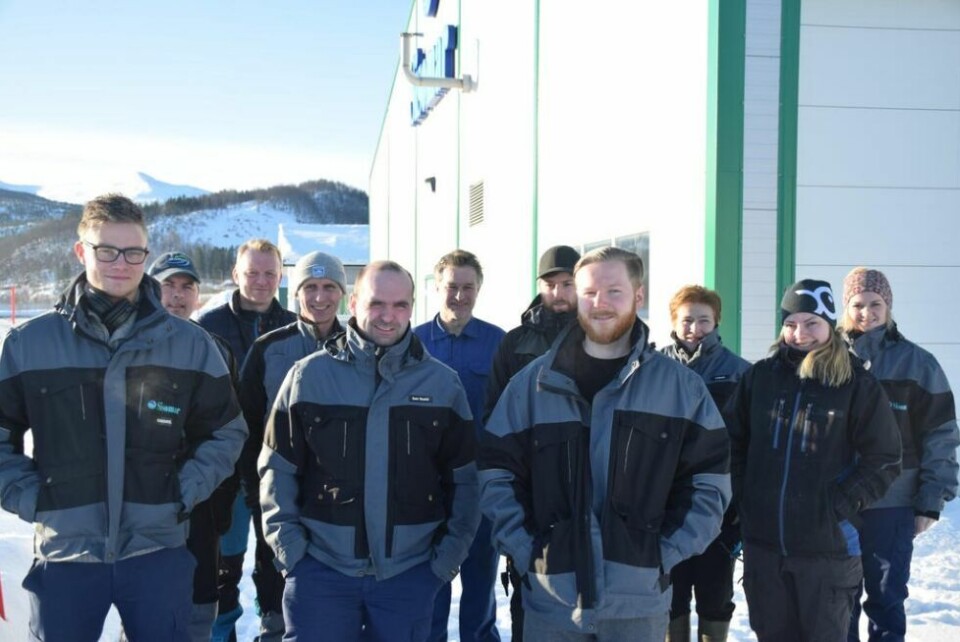 TRIVES PÅ JOBB. Sisomar går så det suser. I 2019 nådde de alle mål de hadde satt seg, deriblant å holde et lavt sykefravær. Fra venstre Sondre Soleng, Anders Øren, Jon Meisfjord, Hans Jørgen Kamfjord, Geir Roald Sagnes, Oddmund Karlsen, John Robin Johnsen, Nicholas Jenssen, Lisbeth Volden, Ida Ellingsen og Vibeke Finvik. (Hans Petter Rønning, Fredrik Skar Helland, Kristin Birkeli, Nils Jøstensen og Tina Haugen var ikke til stede). Alle foto: Eva S. WintherFLERE INVESTERINGER. Noe av det bedriften fikk gjort i fjor, var å bygge en frittstående arbeidsplattform der brønnbåten kan ligge når den skal hente smolt.AVFALL BLIR GJØDSEL. Renseanlegget ble utvidet i fjor for å få større kapasitet. Tørrstoffet som blir igjen, sendes til firmaet Grønn gjødsel, og havner etter hvert på et jorde.STØRRE TOMT. Nedenfor anlegget har de fylt ut et område på 6.500 kvadrat, slik at de har større muligheter for å utvide anlegget. TRIVES PÅ JOBB. Sisomar går så det suser. I 2019 nådde de alle mål de hadde satt seg, deriblant å holde et lavt sykefravær. Fra venstre Sondre Soleng, Anders Øren, Jon Meisfjord, Hans Jørgen Kamfjord, Geir Roald Sagnes, Oddmund Karlsen, John Robin Johnsen, Nicholas Jenssen, Lisbeth Volden, Ida Ellingsen og Vibeke Finvik. (Hans Petter Rønning, Fredrik Skar Helland, Kristin Birkeli, Nils Jøstensen og Tina Haugen var ikke til stede). Alle foto: Eva S. Winther
