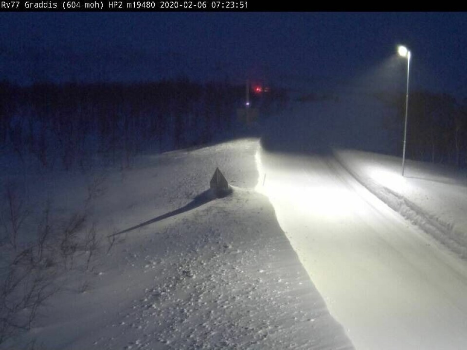 Riksvei 77 over Graddis er åpen på norsk side, mens det kjøres kolonne på svensk side. Riksvei 77 over Graddis er åpen på norsk side, mens det kjøres kolonne på svensk side. Foto: Statens vegvesen webkamera