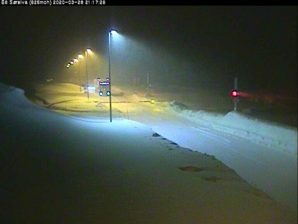 Det kjøres nå kolonne på Saltfjellet, men veien kan bli stengt på kort varsel. Det kjøres nå kolonne på Saltfjellet, men veien kan bli stengt på kort varsel. Foto: Webkamera, Statens vegvesen