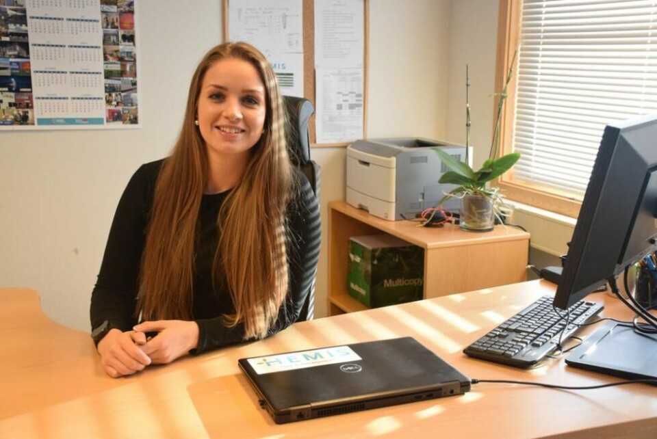 NY JOBB. Kamilla Andersen er utdannet sykepleier, og har begynt å jobbe i bedriftshelsetjenesten Hemis AS, som nå også har fått kontor på Fauske. Begge foto: Eva S. WintherI SENTRUM. Her er Kamilla Andersen og Asbjørn Førde utenfor Edvardsen-gården på Fauske der de har kontor. Førde er daglig leder for Hemis sin avdeling i Bodø. NY JOBB. Kamilla Andersen er utdannet sykepleier, og har begynt å jobbe i bedriftshelsetjenesten Hemis AS, som nå også har fått kontor på Fauske. Begge foto: Eva S. Winther
