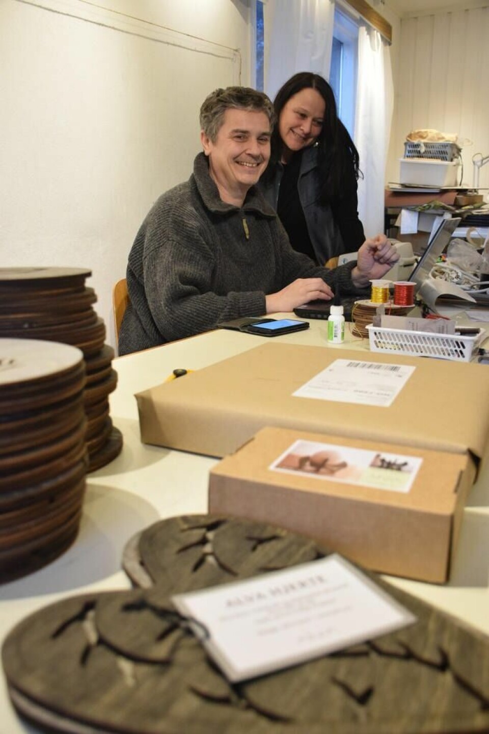 FAMILIEBEDRIFT. Geirs samboer Sissel Horndal er med i bedriften som designer, og hjelper til med organisering, distribusjon og kommunikasjon. FAMILIEBEDRIFT. Geirs samboer Sissel Horndal er med i bedriften som designer, og hjelper til med organisering, distribusjon og kommunikasjon. Foto: Eva S. Winther