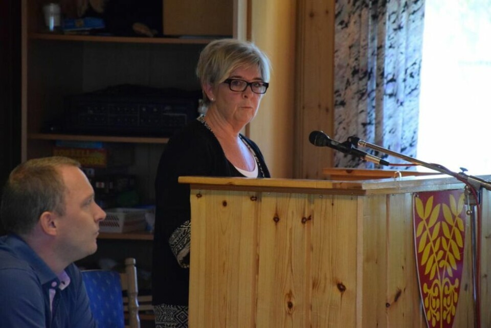 KRITISK. Gruppleder for Arbeiderpartiet i Saltdal kommunestyre, Wenche Skarheinm er kritisk til at budsjettet for i år må revurderes, fordi kommunen må spare nesten fem millioner kroner. Rådmann Ronny Seljeseth mener politikerne må bestemme seg for hvor det skal spares i e kommunestyre 30. april. KRITISK. Gruppleder for Arbeiderpartiet i Saltdal kommunestyre, Wenche Skarheinm er kritisk til at budsjettet for i år må revurderes, fordi kommunen må spare nesten fem millioner kroner. Rådmann Ronny Seljeseth mener politikerne må bestemme seg for hvor det skal spares i e kommunestyre 30. april. Foto: Ina Sand Solli