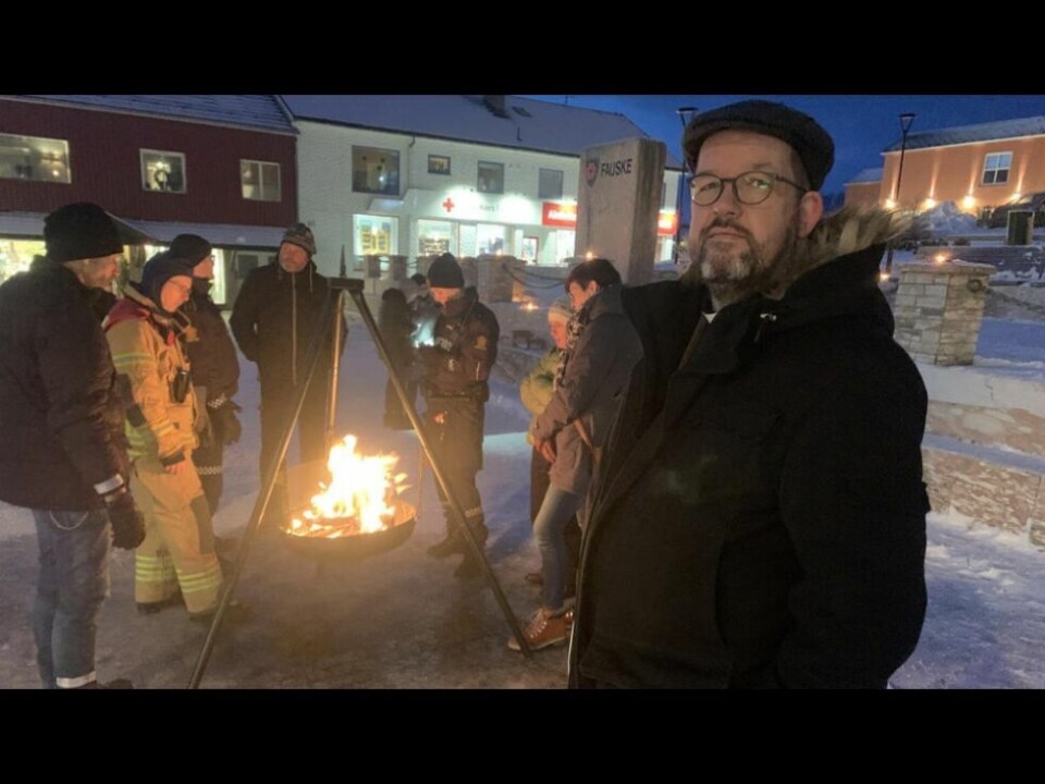 ALDRI ENKELT. Sogneprest Arnt Nordkil var på plass da Trafikkofrenes dag ble markert onsdag. Som prest har han flere ganger måttet informere noen om at en av deres nærmeste er blitt revet fra dem. - Aldri enkelt, men noen må gjøre det. Da er det bedre at det er meg, enn at de får vite det for eksempel på Facebook, sier Nordkil ALDRI ENKELT. Sogneprest Arnt Nordkil var på plass da Trafikkofrenes dag ble markert onsdag. Som prest har han flere ganger måttet informere noen om at en av deres nærmeste er blitt revet fra dem. - Aldri enkelt, men noen må gjøre det. Da er det bedre at det er meg, enn at de får vite det for eksempel på Facebook, sier Nordkil Foto: Espen Johansen